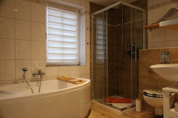 Luxusbad mit Wanne und Dusche